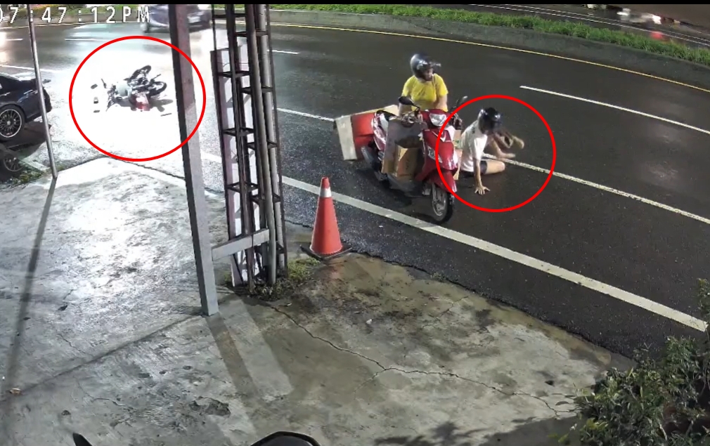 機車疑似未注意追撞垃圾車　台南騎士「摔進垃圾車後斗」