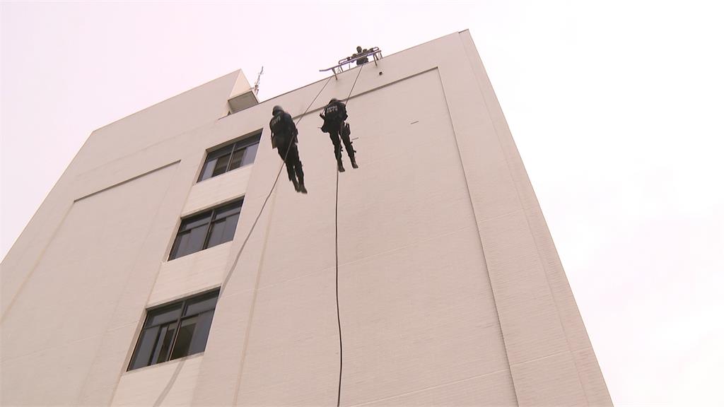 保二總隊垂降訓練出意外！　員警煞車扣環沒按穩「4樓摔2樓」