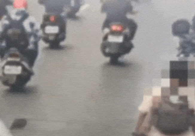 快新聞/跟死神擦身而過!單手騎Ubike「接電話」 北市騎士摔車險遭公車輾爆頭