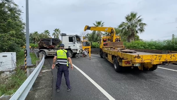 快新聞／國道自撞！砂石車疑打滑撞水泥護欄　車頭、車斗「折甘蔗」畫面曝