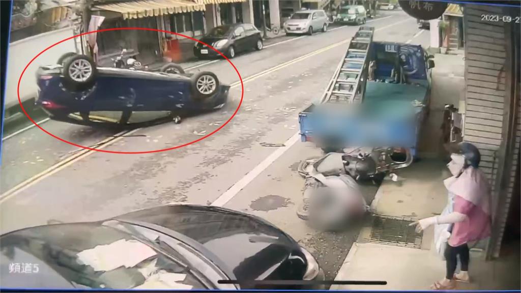 驚險!婦人才停好機車走人 下一秒車被轎車撞倒