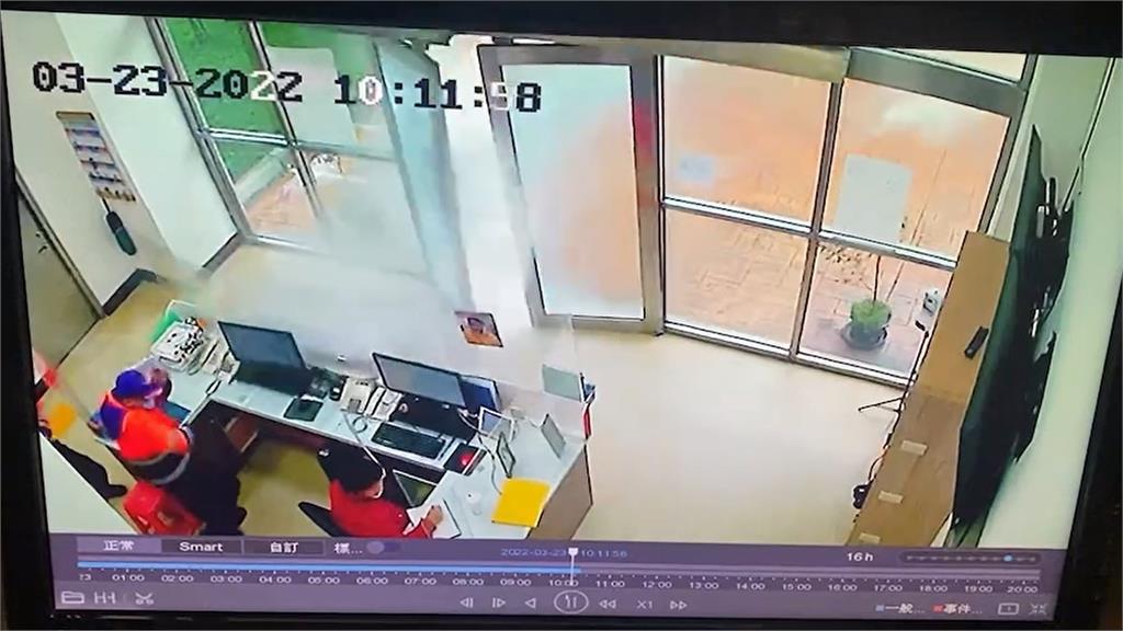 「消防界超跑」出事了!超強水柱直射埔心分隊、大門遭噴飛