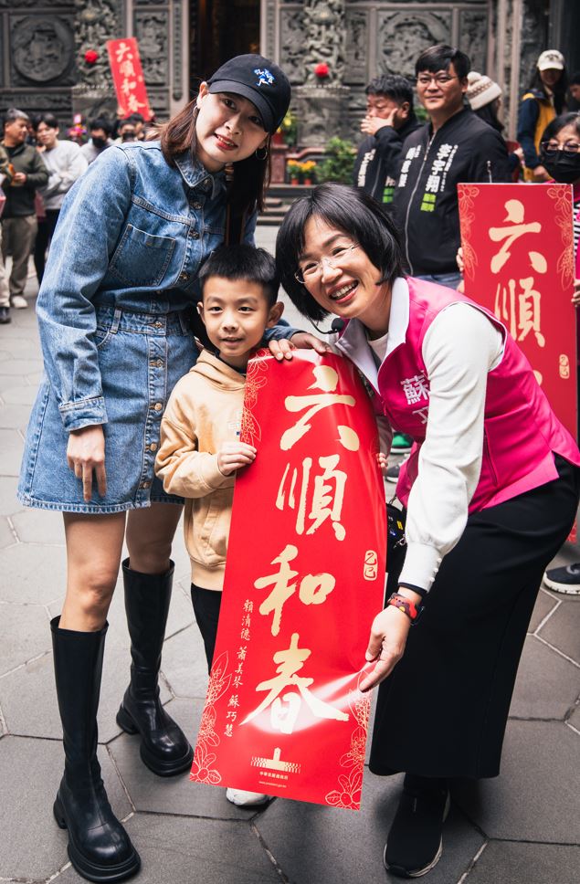 快新聞/總統聯名春聯夯!蘇巧慧竹林山觀音寺發放 半小時內千份被搶光