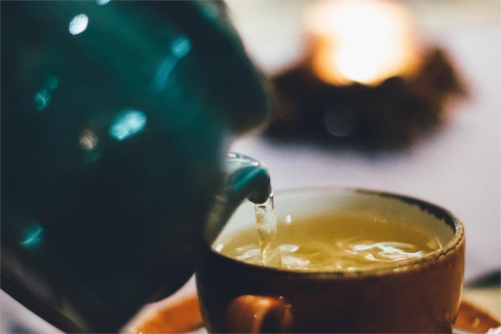 別再「以茶代水」!食藥署喊吃藥不可配「這些」 列4後果:增加副作用