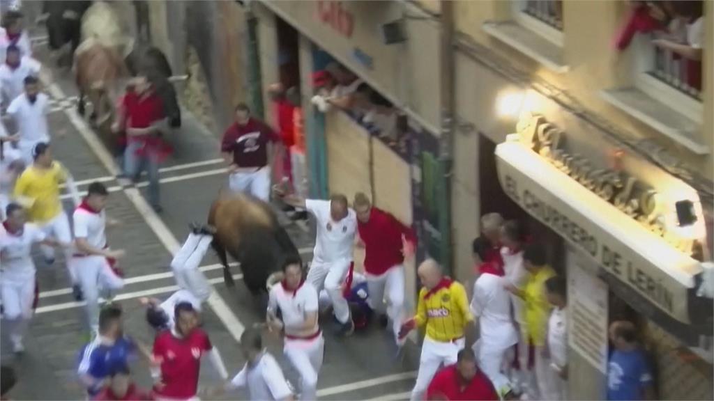 西班牙傳統奔牛節　數千膽大民眾「跑給公牛追」