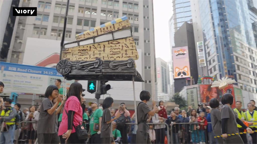 香港藝術嘉年華推4公尺巨型木偶　率數百人隊伍街頭巡遊