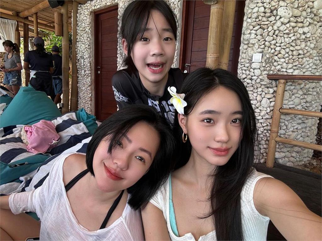 小S曬女兒逆天合照!許老三臉部變化「直逼姐姐」網驚呆 小S曬女兒「逆天合照」!許老三臉部變化「直逼姐姐」網驚:越來越美