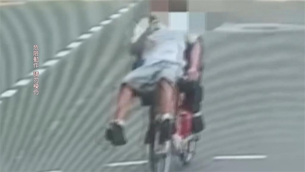好危險！YouBike電輔車雙載　「男上加男」邊騎還邊自拍