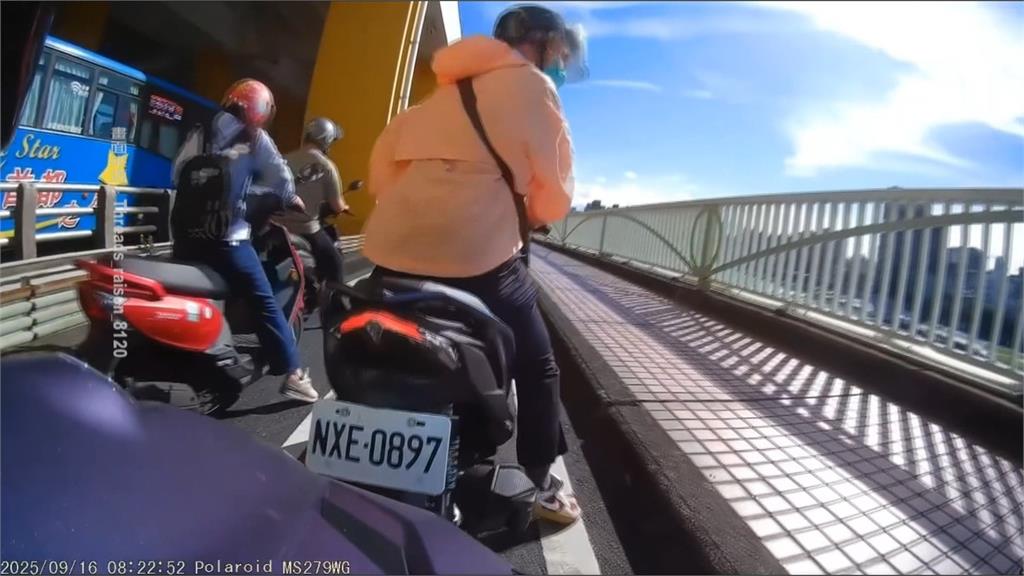 騎車當玩瑪利歐賽車設陷阱？　前車安全帽噴飛害後方騎士慘摔