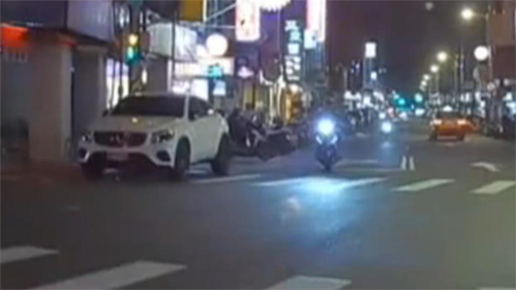男子無照騎贓車趴趴走違規遇警加速逃　警拔槍示警逮人開11罰單並移送法辦