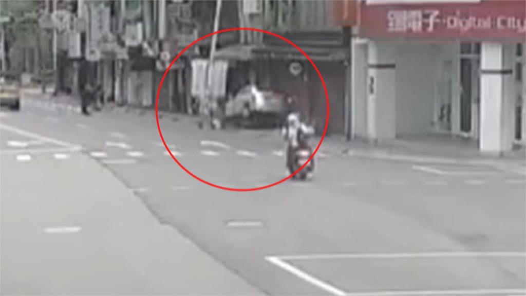 恍神？男租車撞斷燈桿棄車落跑　住處查獲毒品竟還是通緝犯