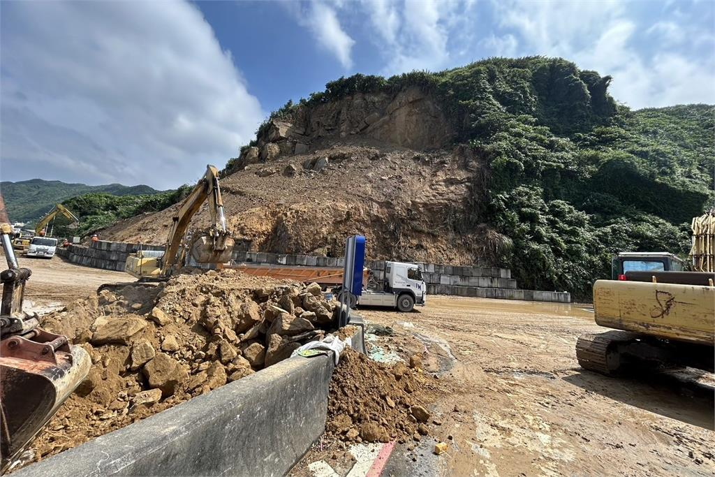 快新聞／基隆潮境公園坍方完成搶通拚11日通車　清運工作縮時影片曝光