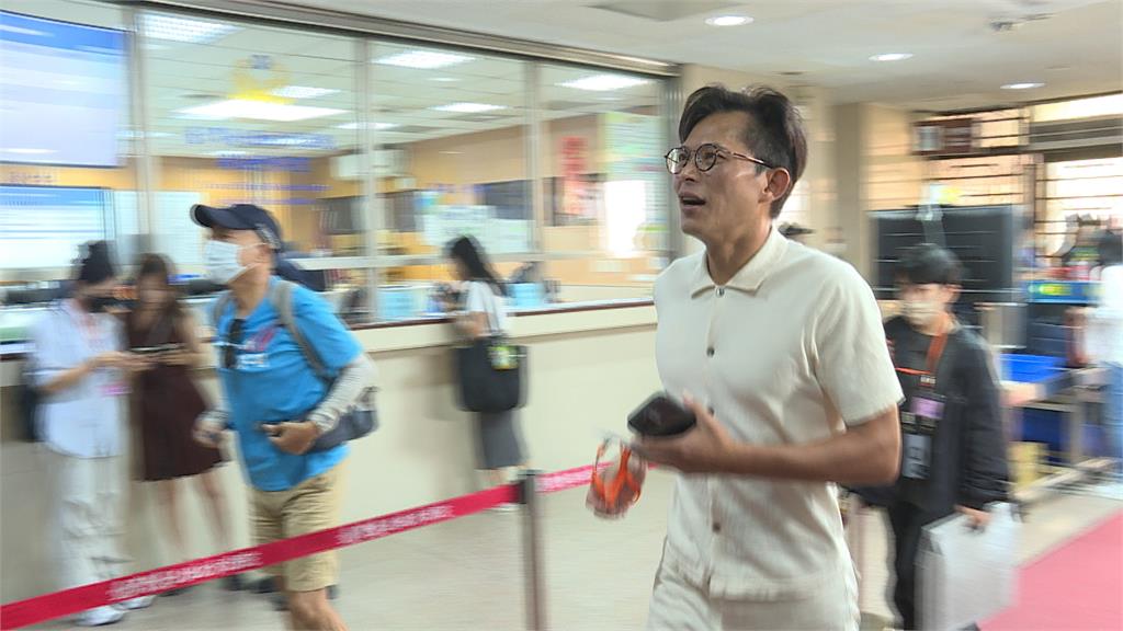 黃國昌「養狗仔」柯文哲也受害？　柯發文「偶被跟了」試圖化解尷尬