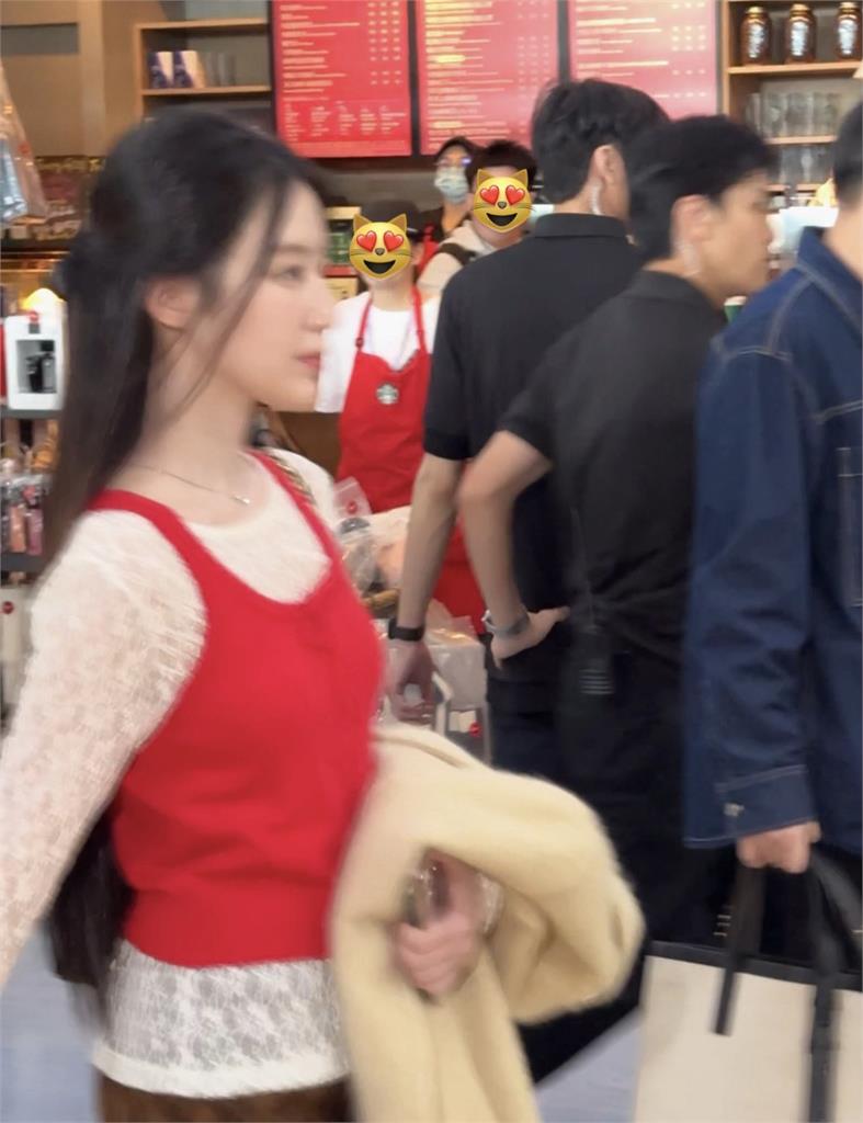 葉舒華回台出席AAA美翻!下機竟「撞衫連鎖咖啡廳店員」狂吸31萬人朝聖