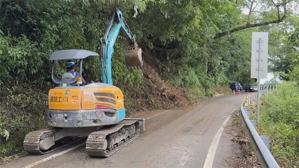 台14甲線18.8K坍方　　清境觀星巨石擋道　20遊客一度受困