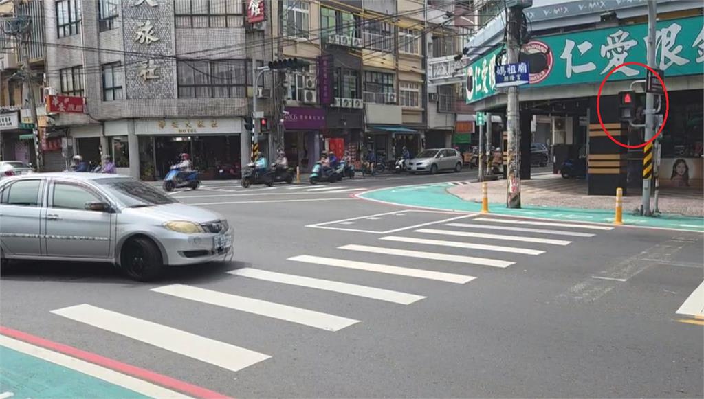女子走斑馬線上差點被左轉車輛撞 疑似闖紅燈