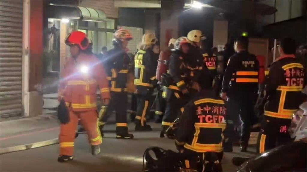 台中霧峰民宅疑屋外冷氣機自燃 熱心民眾報警、協助救火