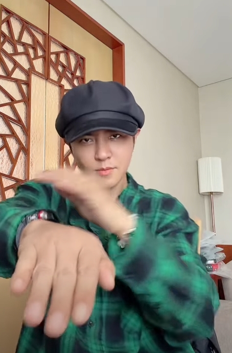 羅志祥遭傳「家中猝死」突現身中國機場!手持白紙「亮14字」網看驚:本人嗎