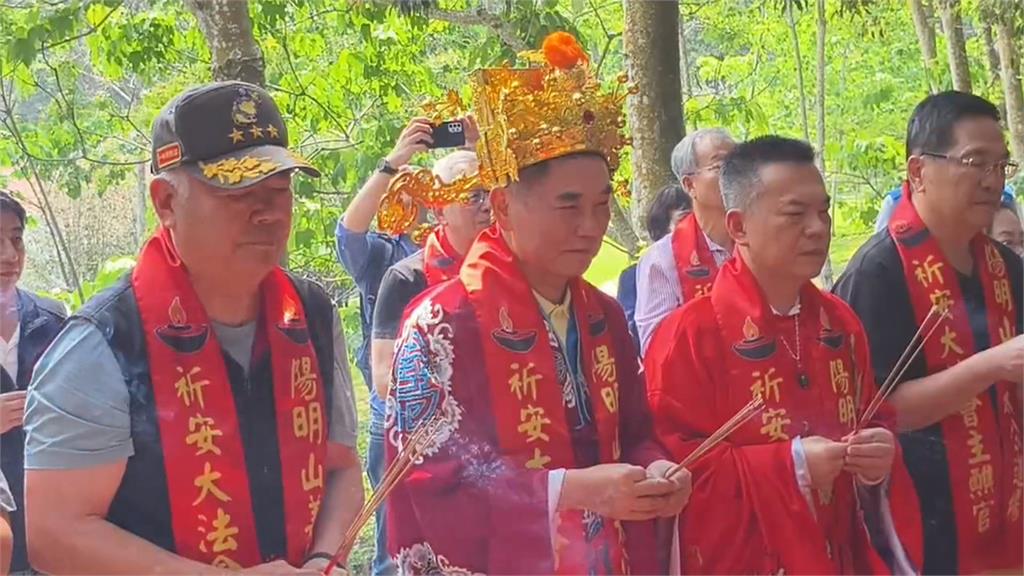 苗栗桐花季開跑 鍾東錦扮土地公發麻糬「黏財」