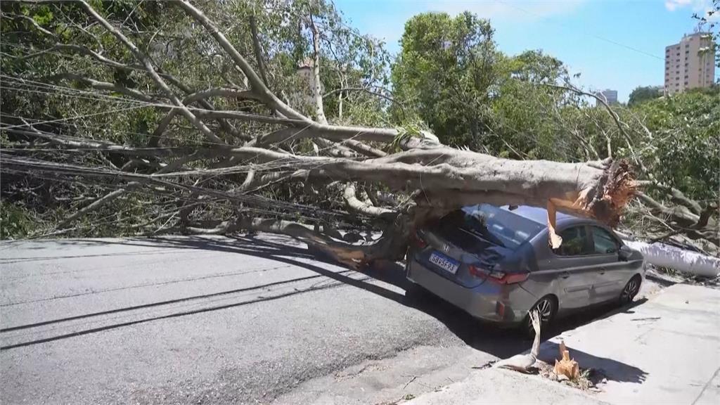 不敵強風！巴西自由女神像倒頭栽　民眾直擊驚險瞬間