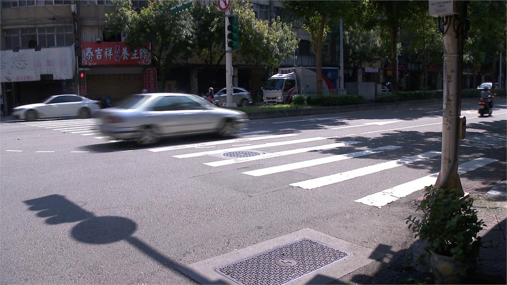 計程車搶快迴轉 害騎士急煞摔斷腿 法官:有「因果關係」有肇責!