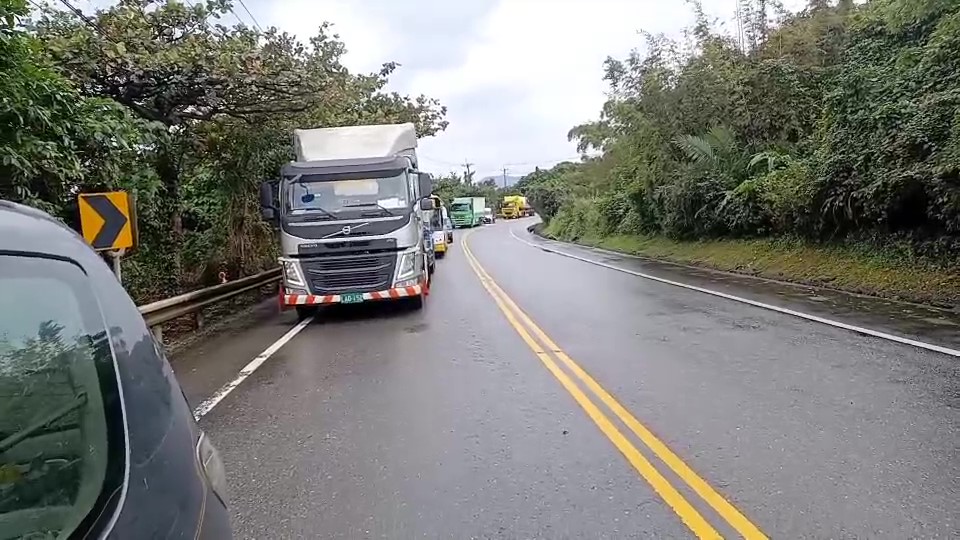 快新聞／頭城濱海公路貨櫃車自撞橋墩「車頭歪一邊」畫面曝　道路雙向不通