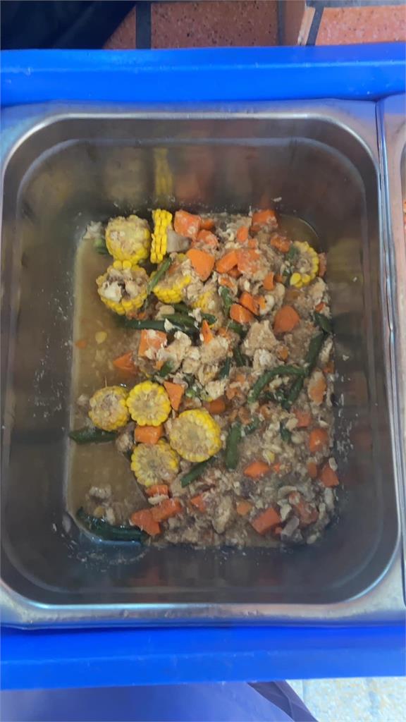 高中營養午餐看了食慾全無!家長翻菜單怒轟:找嘸一道叫「廚餘」的菜