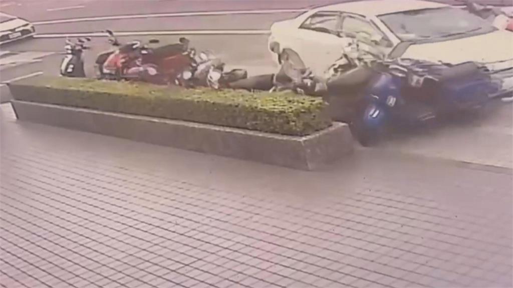 高齡駕駛！台南車輛失控衝安全島　嘉義駕駛誤踩油門衝進超商撞歪貨架