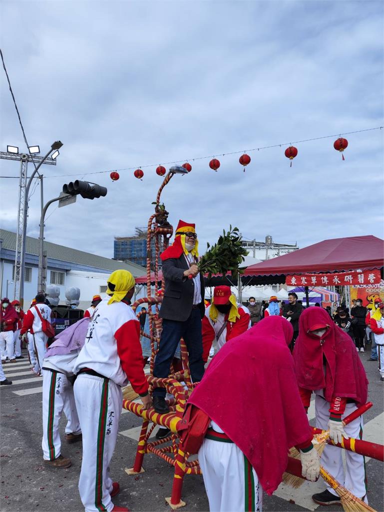 快新聞/歡慶元宵蹽落去!莊瑞雄肉身體驗「炮炸寒單爺」 親曝震撼感受