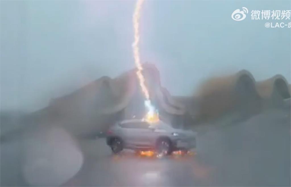 亂發毒誓被神罰了？中國汽車大雨中突遭「閃電二連劈」驚悚畫面全被拍