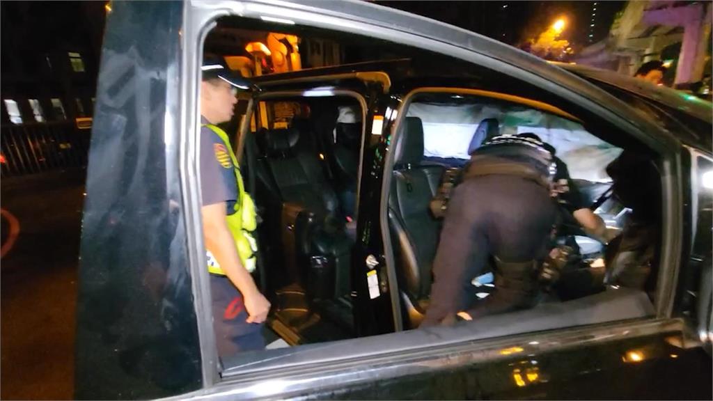 廂型車自撞翻覆又滑行近百公尺 駕駛肇事逃逸