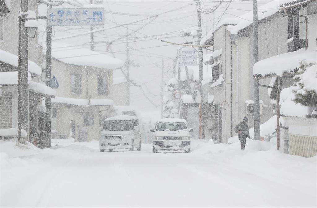 最強寒流!日本大雪亂交通 部份鐵路停駛、航班停飛