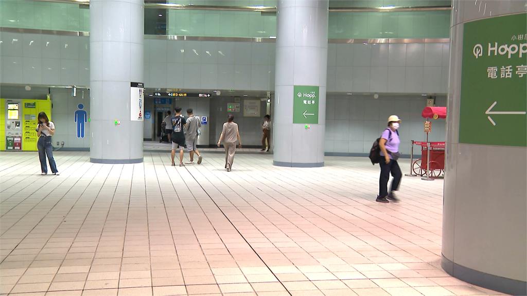 長髮女趴坐北捷廁所化妝台自拍　無視請勿做踏告示、網友批超誇張