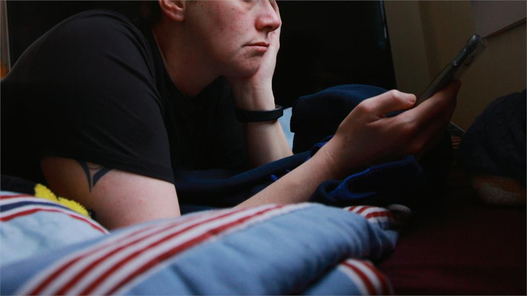 15歲少年「身高僅138CM」醫驚：長不高了！竟是「熬夜偷做1事」又不關燈