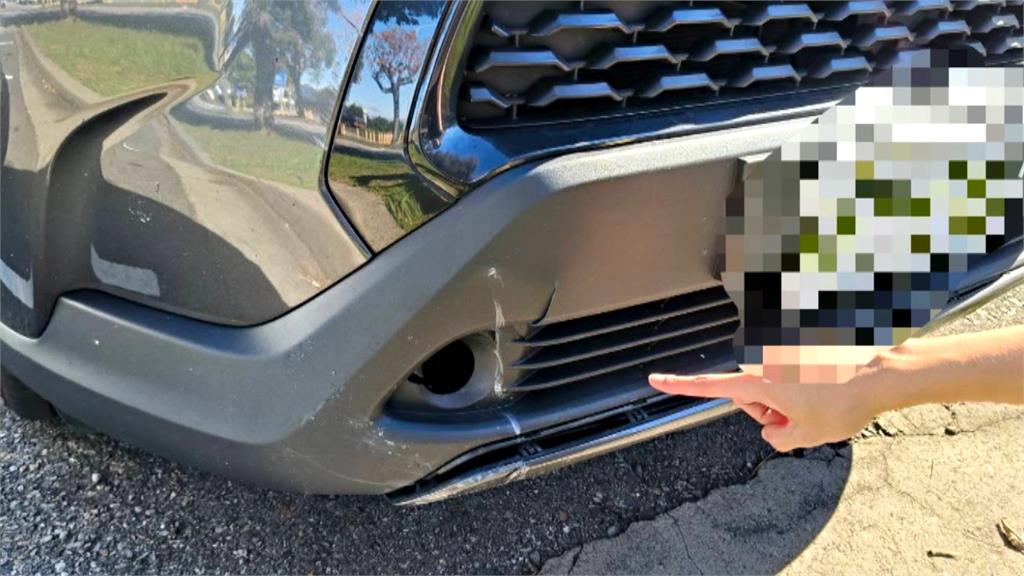 驚!國道突飛來怪手窗框 後車閃避不及釀追撞