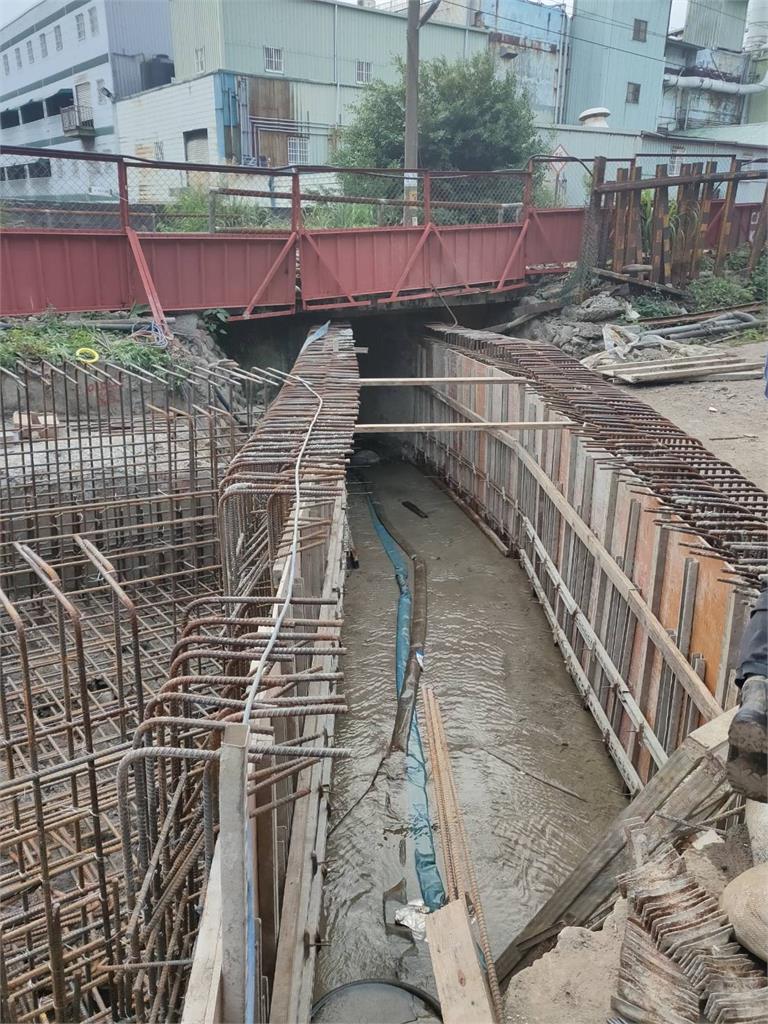 豪雨像用倒的！龜山多戶民宅淹水　居民控鐵路地下化工程是主因