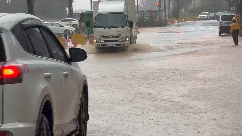 大雨炸桃園! 觀音路口排水系統未完善馬路成水道