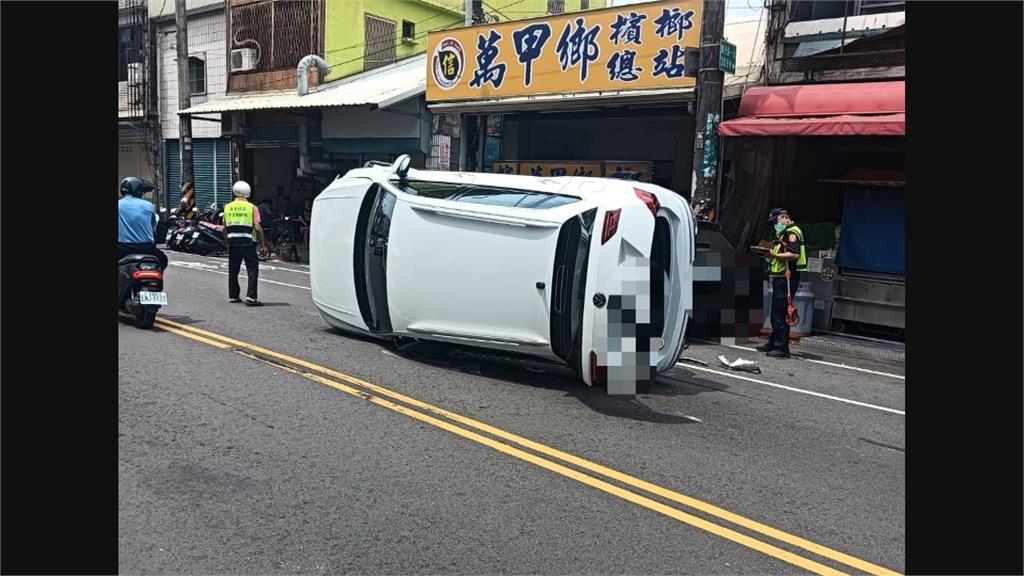 女駕駛精神不濟釀撞! 整輛車「90度側翻」瞬間揚塵