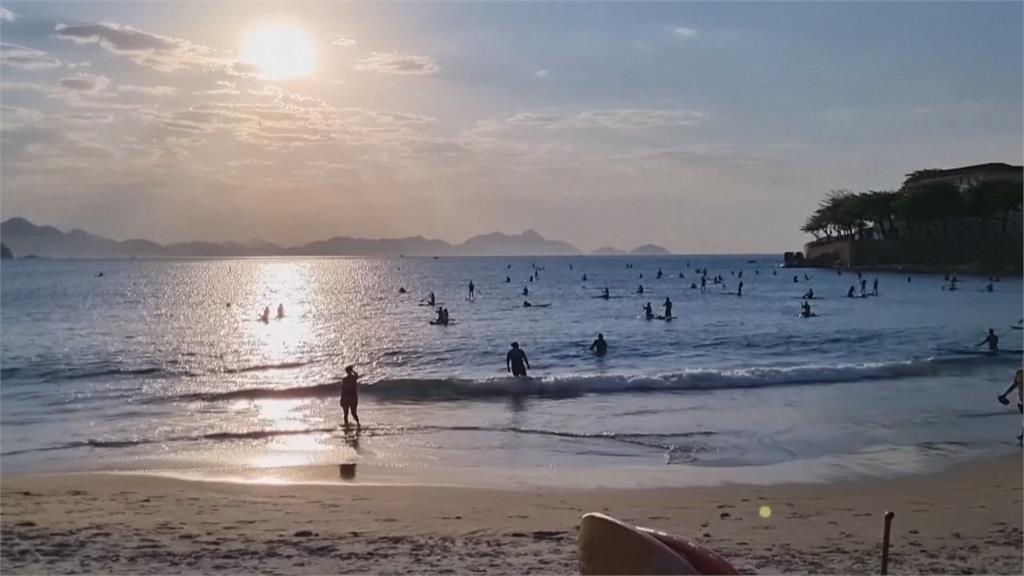 巴西飆41.8度冬天像夏天　民眾泡海水「消暑」