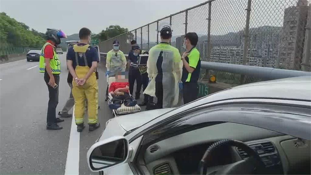 八旬翁駕車一路擦撞護欄　爆胎剩鋼圈還在開