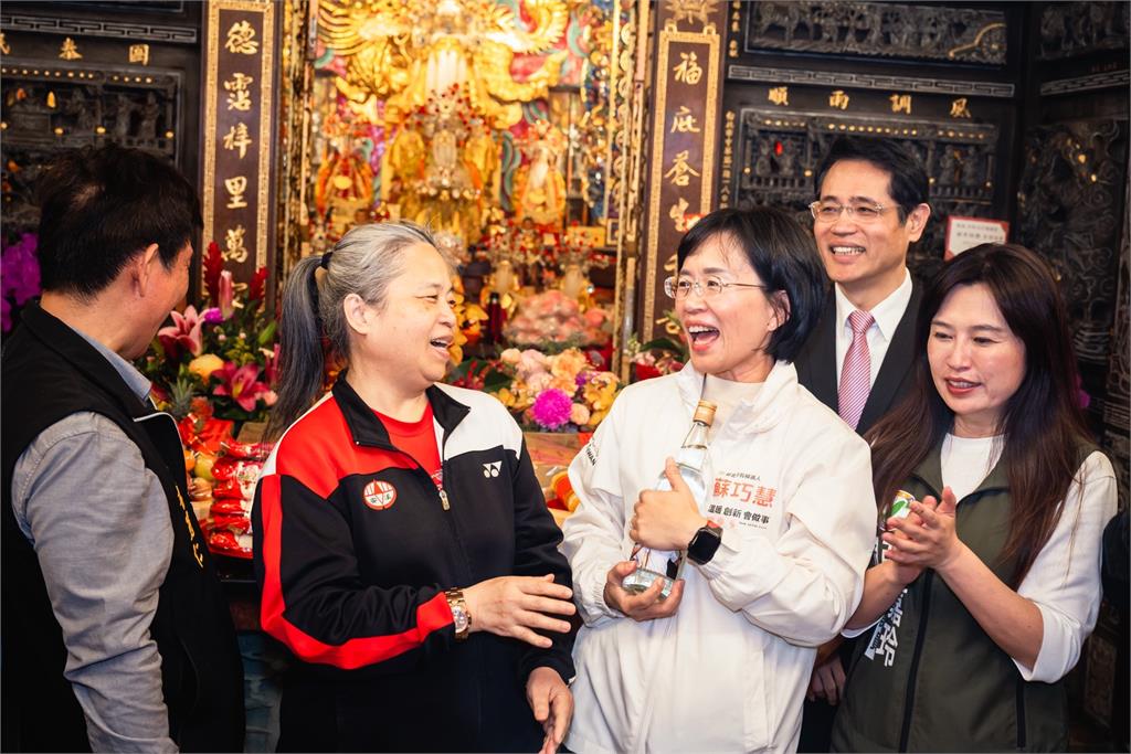 快新聞／人氣爆棚！蘇巧慧新北跑透透　李洋母親現身贈「金牌高粱」力挺