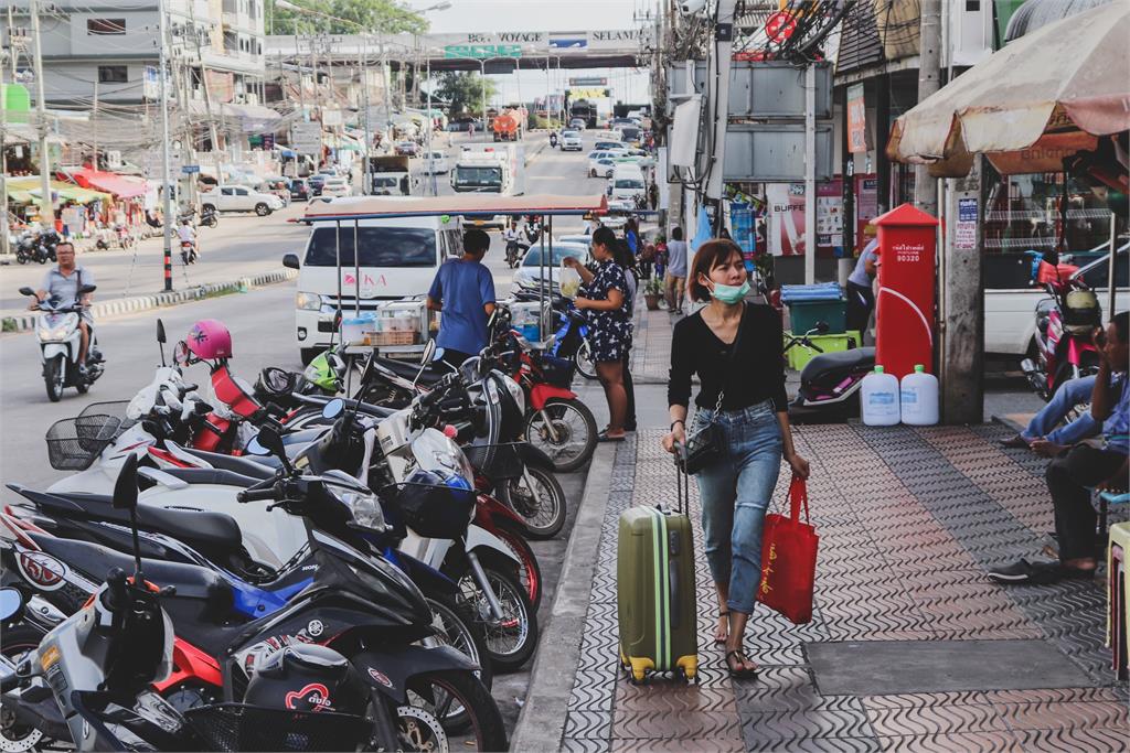 快新聞／抱著孩子也不放過！中國女當街扯髮遭逮　泰網民怒轟：滾回去