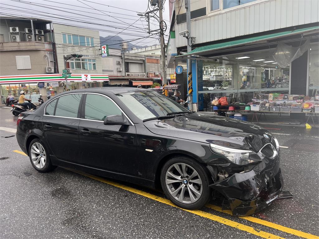 離譜車禍！騎士被撞飛1層樓高　雙方都無照