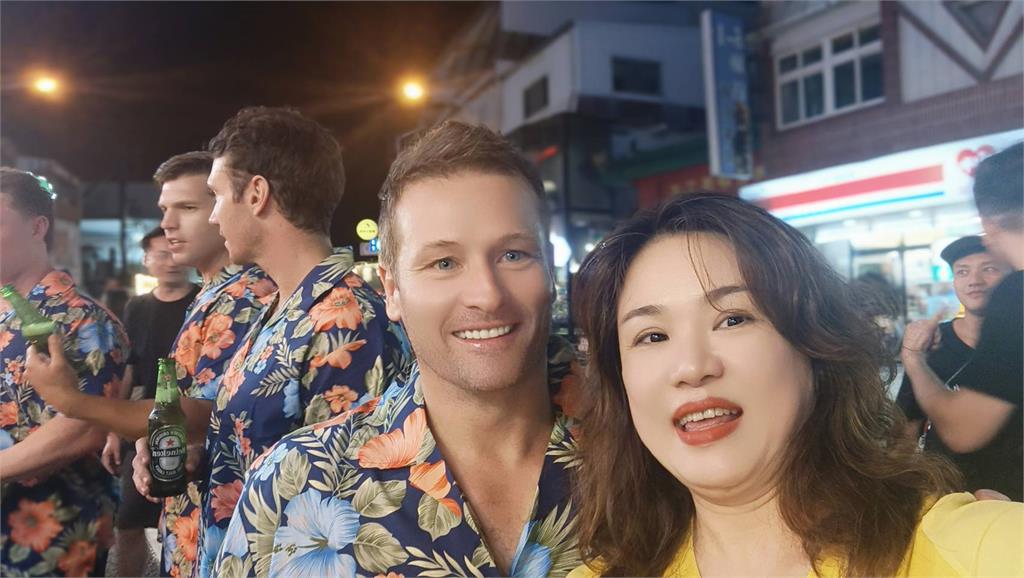 快新聞/現身墾丁大街!澳洲消防猛男「大玩伏地挺身」 比基尼辣妹嗨翻