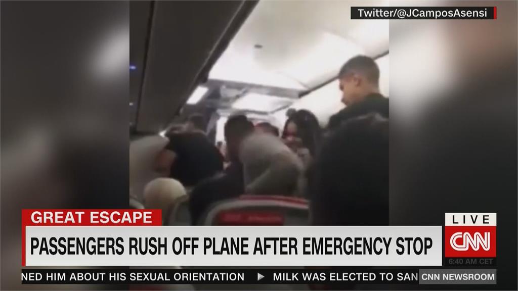乘客裝病飛機迫降馬約卡　20多人趁機非法越境