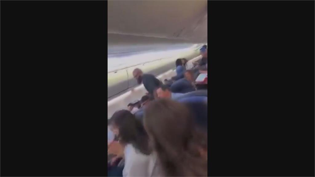 美國女子空中大鬧!失控撕咬空少衣服 飛機緊急降落延誤3.5小時