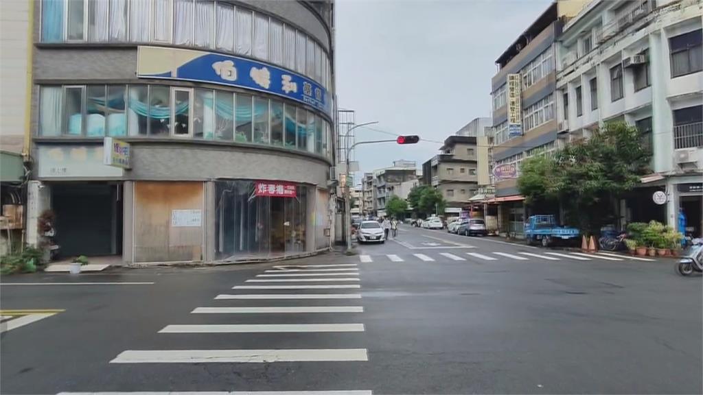 悚!苗栗男子街頭亮刀追人引恐慌 遭警壓制逮捕