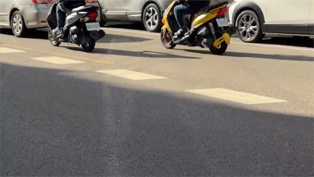 離譜！新竹行人違規過馬路　女子被撞倒地竟繼續講電話