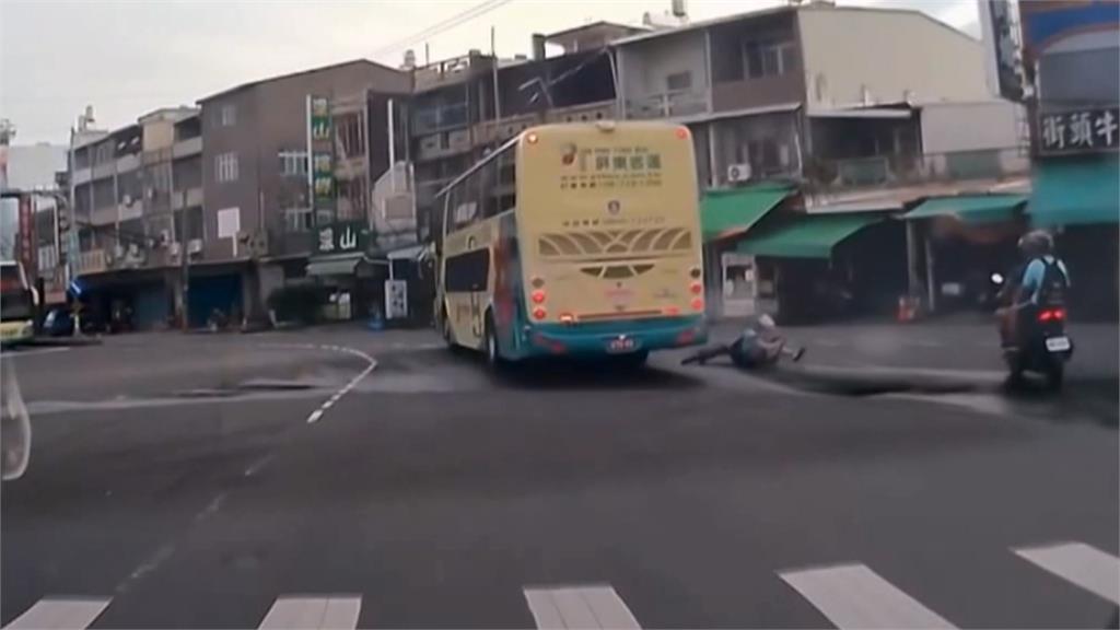屏東公車疑沒注意車前有人　直撞騎腳踏車學生險捲車底