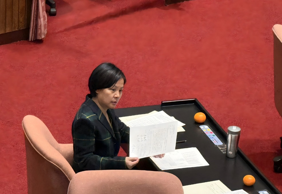 快新聞／拒稱李貞秀「委員」遭舉牌干擾！陳培瑜再批：想矇混過關